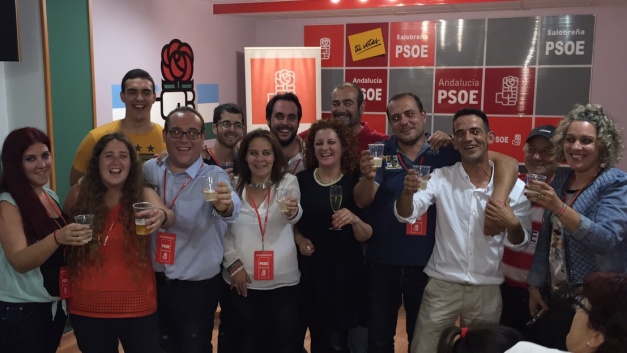 Miembros del Partido Socialista de la Villa celebran los resultados en su sede.